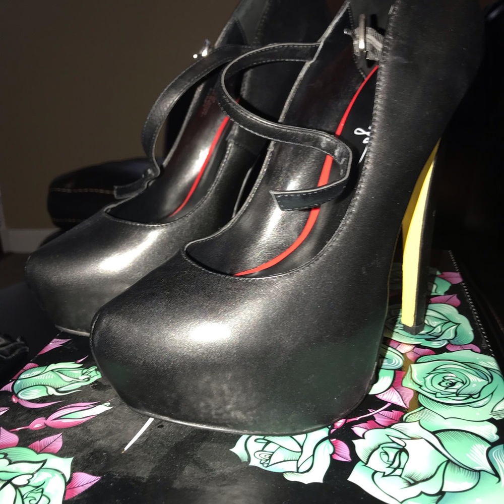 Taylor Says Lipstix Pumps